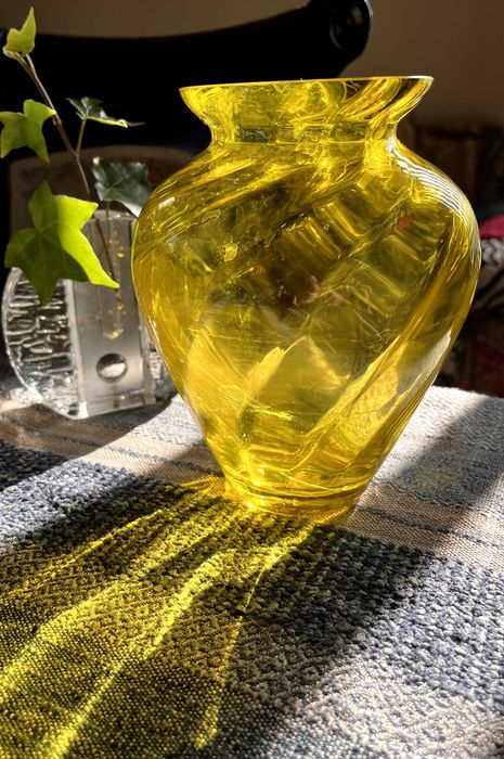 Стъклени вази и фруктовница