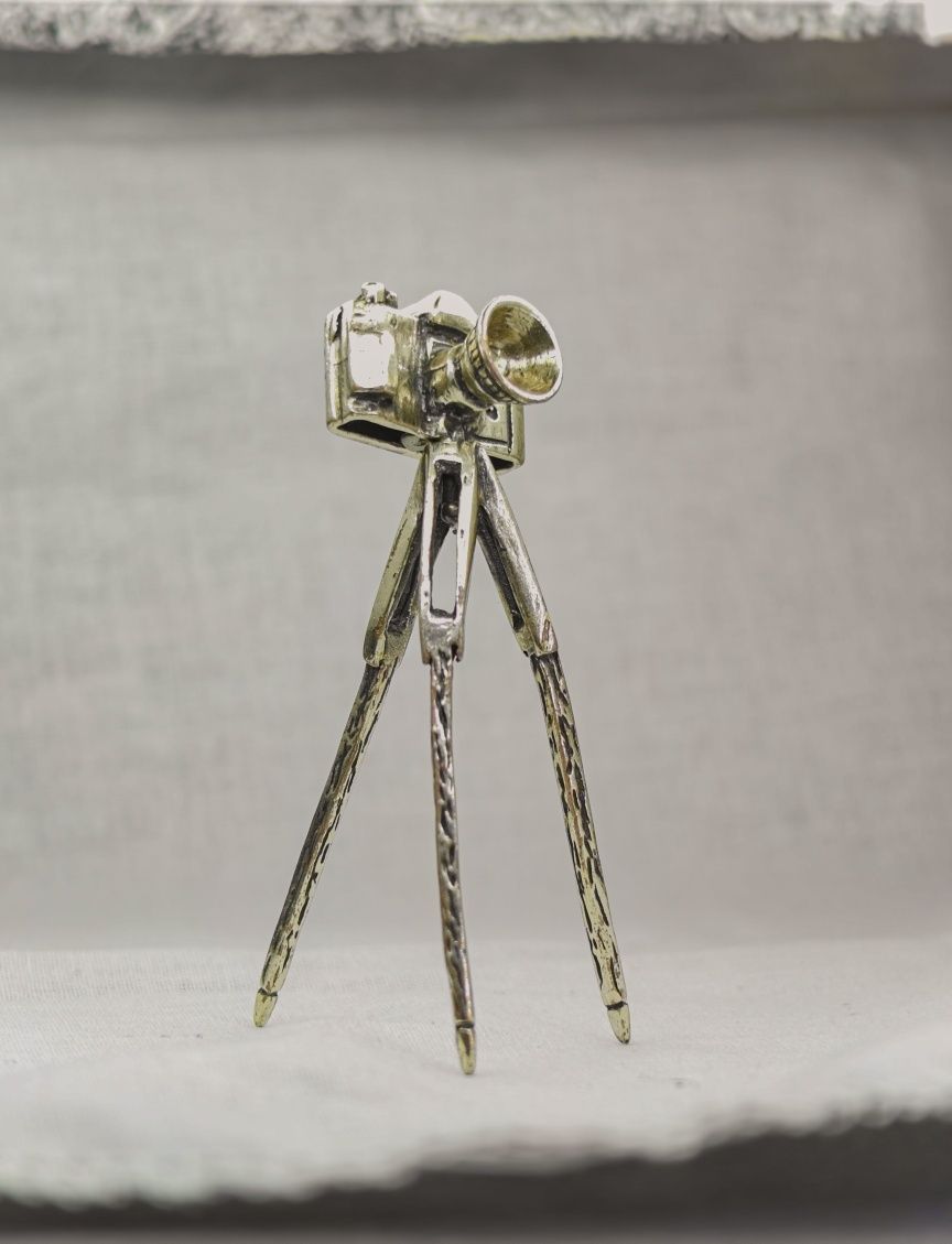 Продавам сребърна фигурка – фотоапарат на статив