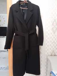 Пальто чёрное,длиной,с накладными карманами,с поезком