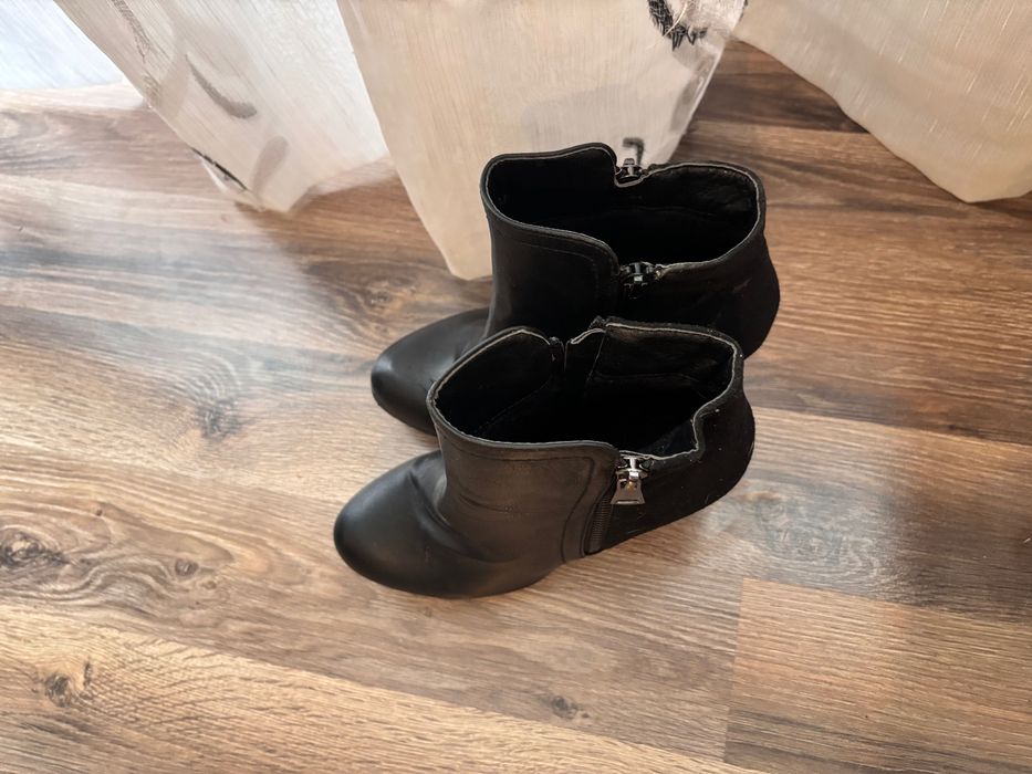 Обувки чисто нови