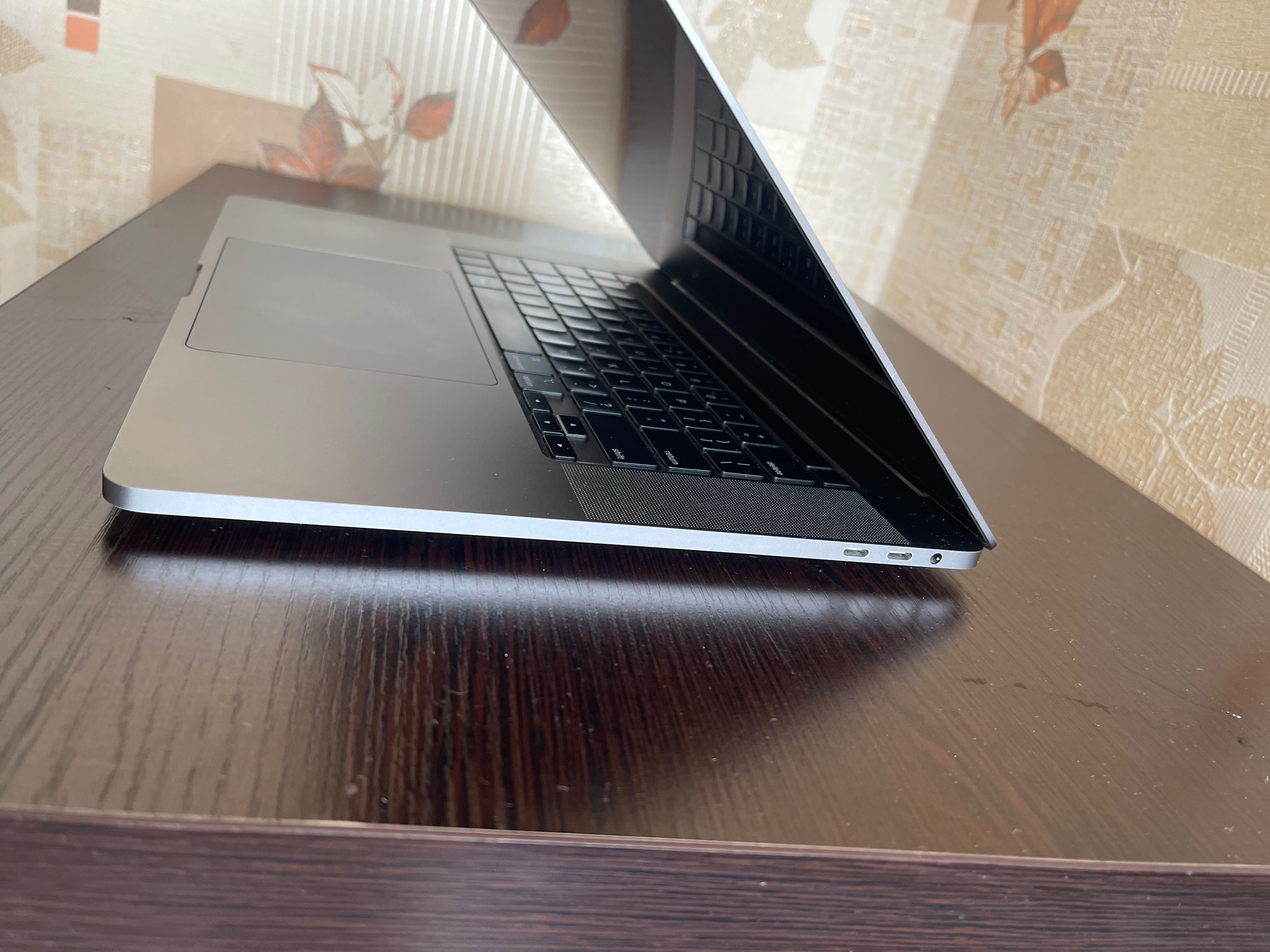 MacBook i7 16gb / 512 gb