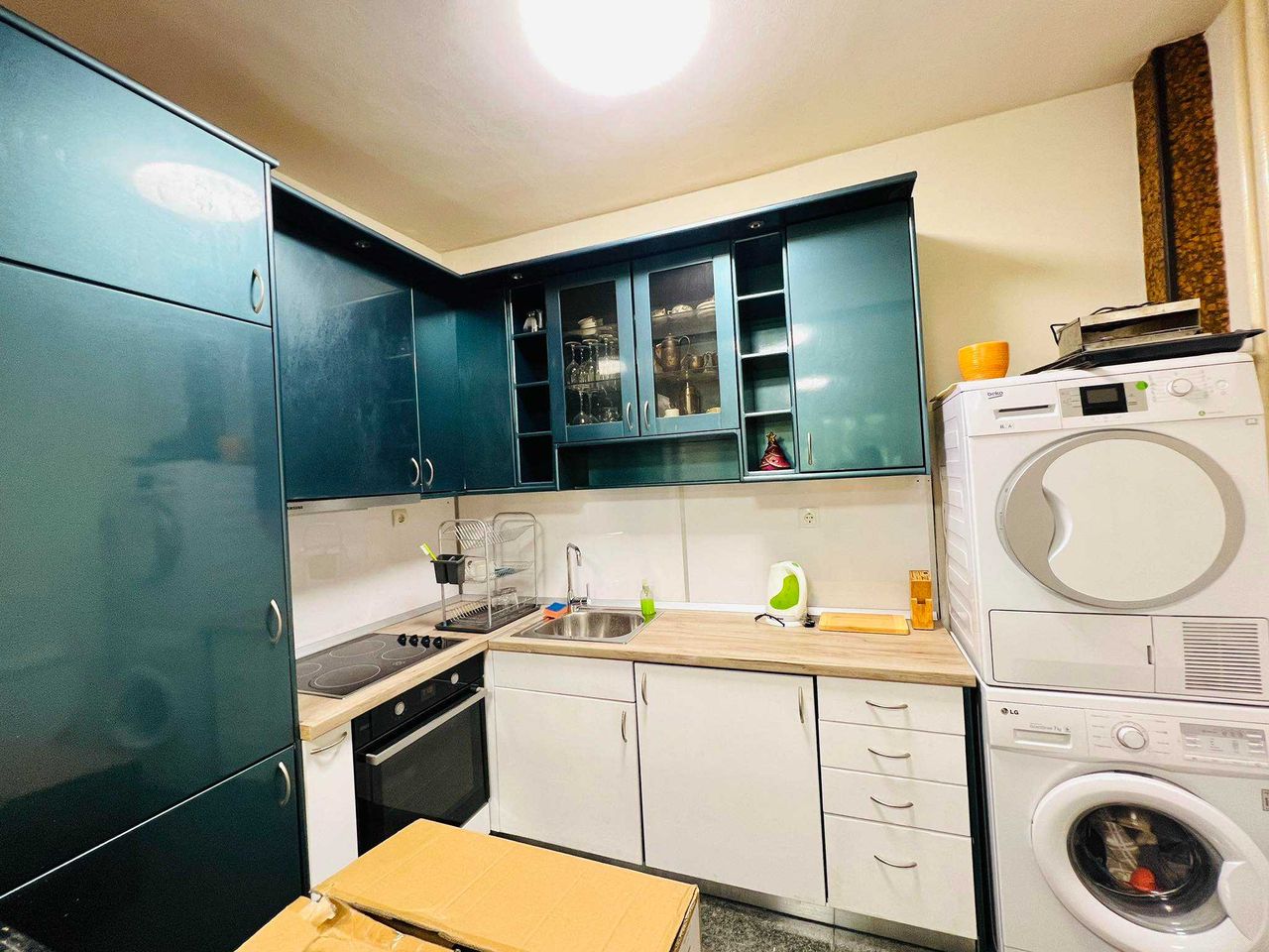 Дава се под наем Двустаен апартамент в София, Лозенец - 65 кв.м за 550 € - Снимка #1