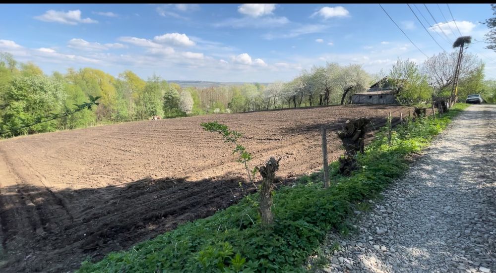Teren intravilan construibil - 34 ari, zonă linistită langa pădure