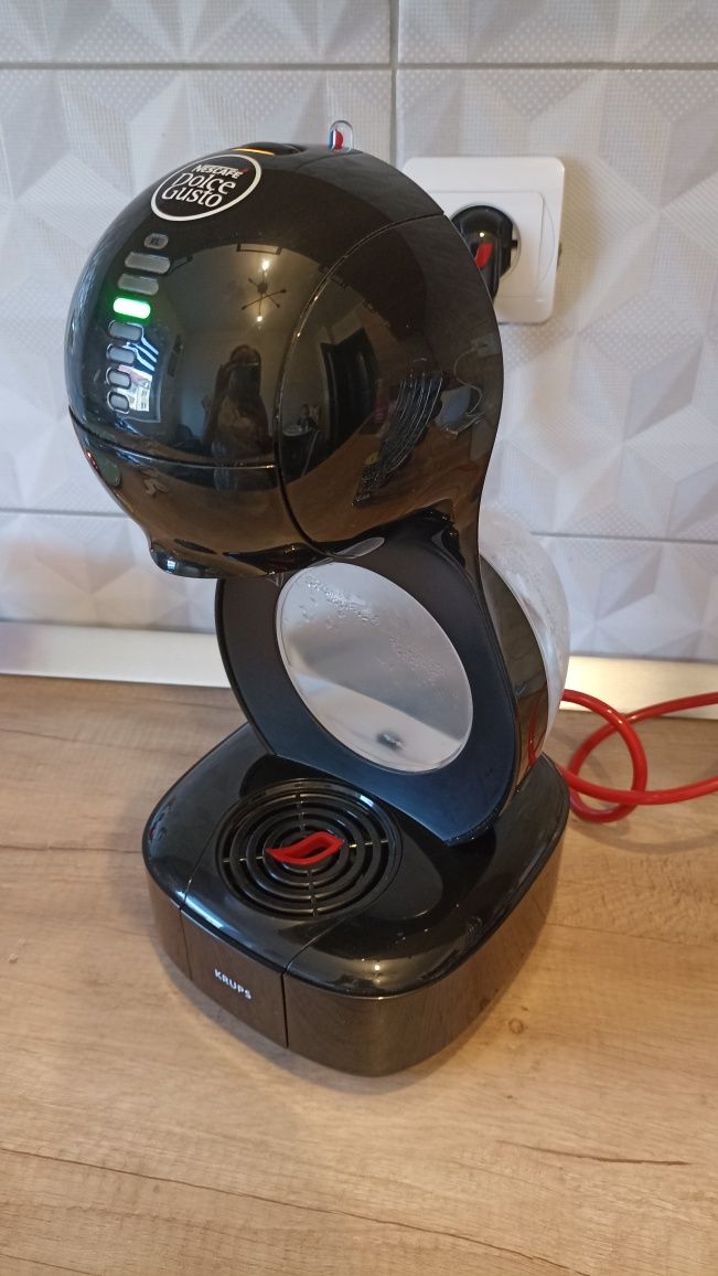 Vând aparat cafea Nescafe Dolce Gusto+suport capsule