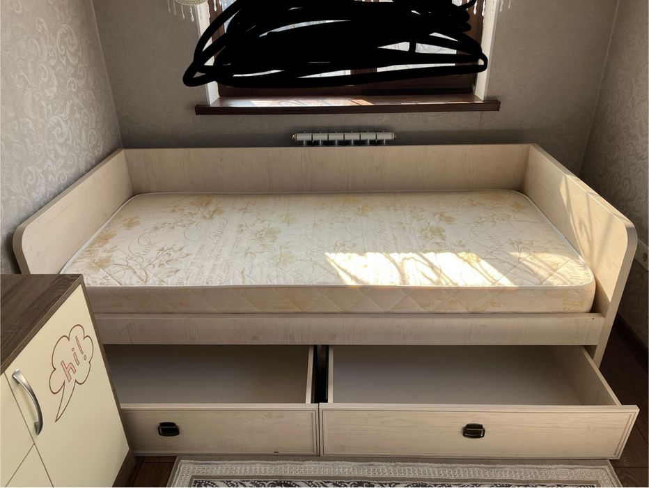 Кровать с матрасом