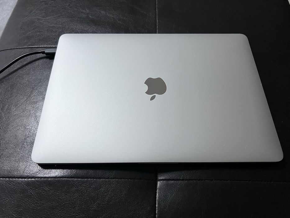MacBook Pro 13-inch 2019 – Silver – Defect la display