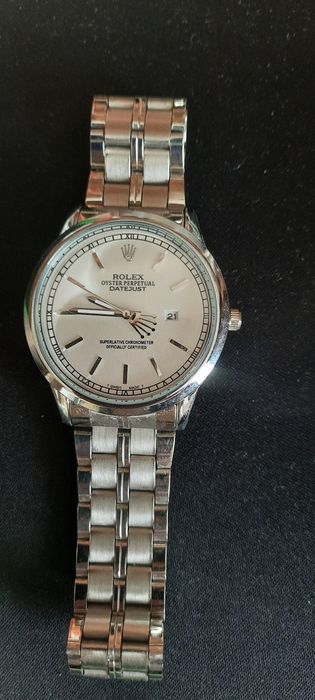 В продаже мужские часы