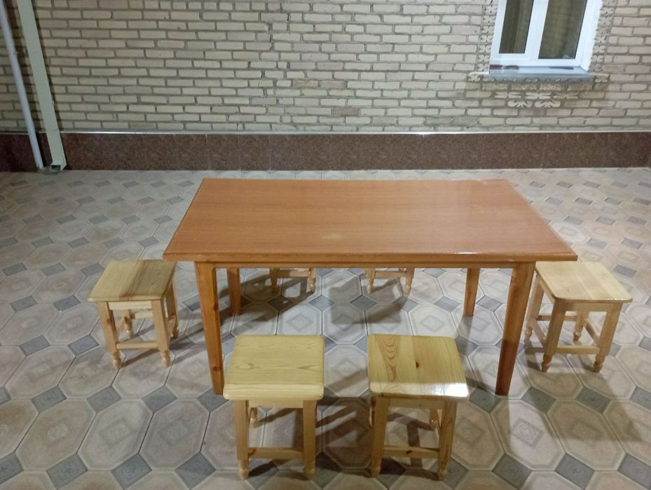 Продаётся кухонный столик и стулья  деревянные  очень  прочные  цена