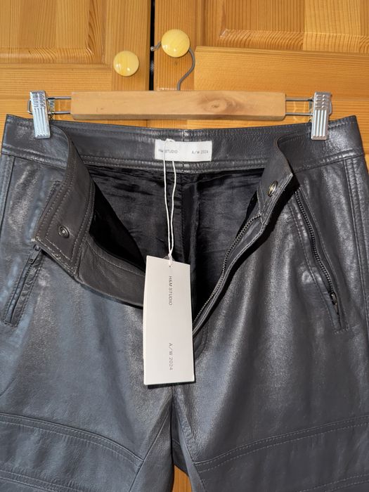 Рокерски панталон от естествена кожа на H&M Studio