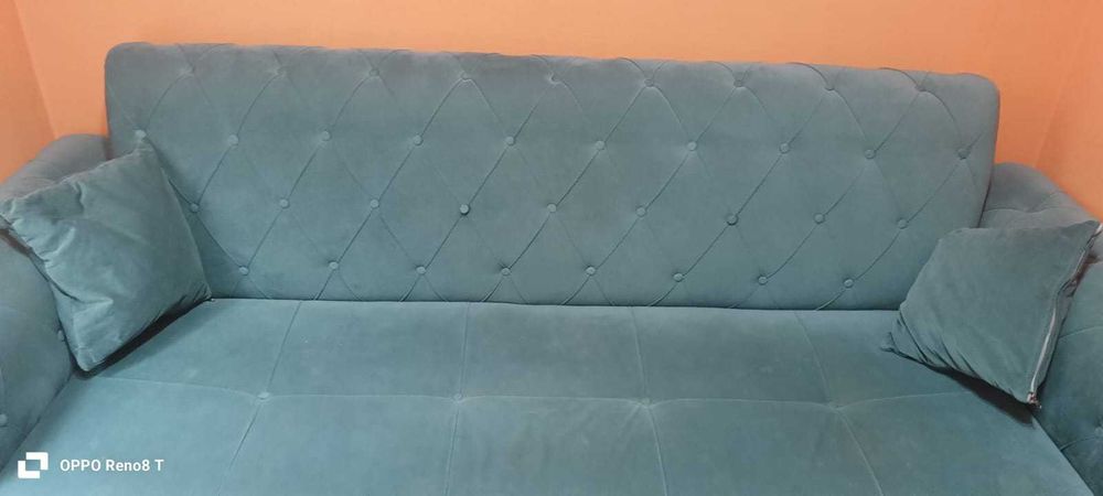 Диван красивый с подушками