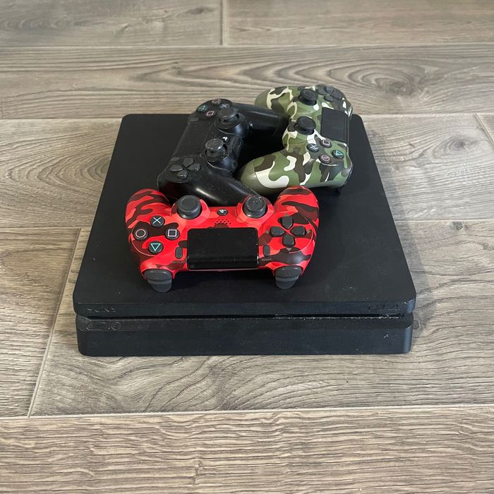 PlayStation 4 slim ps4 + 3 DualShocks