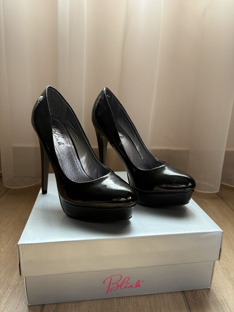 Vand pantofi cu toc
