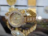 Дамски позлатен часовник с много камъни цирконии.Страхорни бижу !