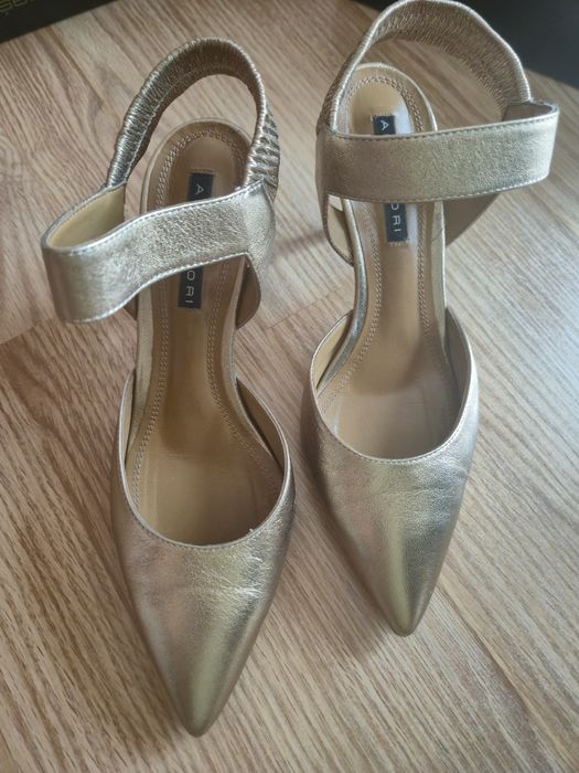 Sanda plina in față, piele aurie