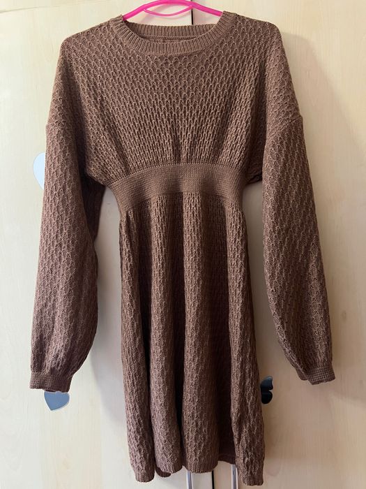 Rochie midi ușor cambrata pe talie