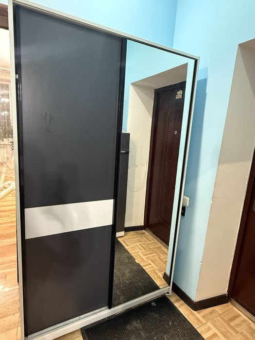 Продаи шкаф в прихожую.