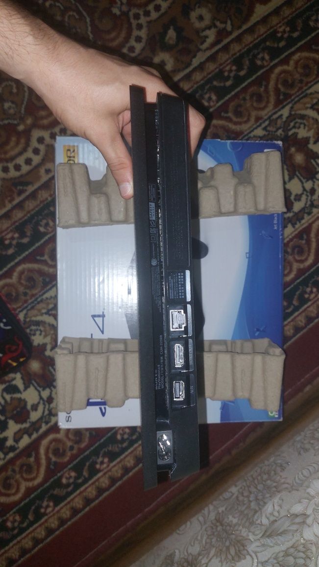 Продам  срочно Ps4 1гб