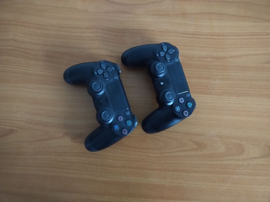 Vând PlayStation 4