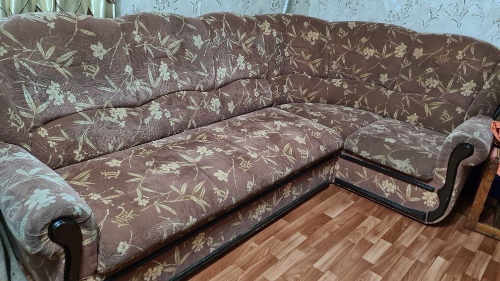 Угловой диван   в хорошем состоянии