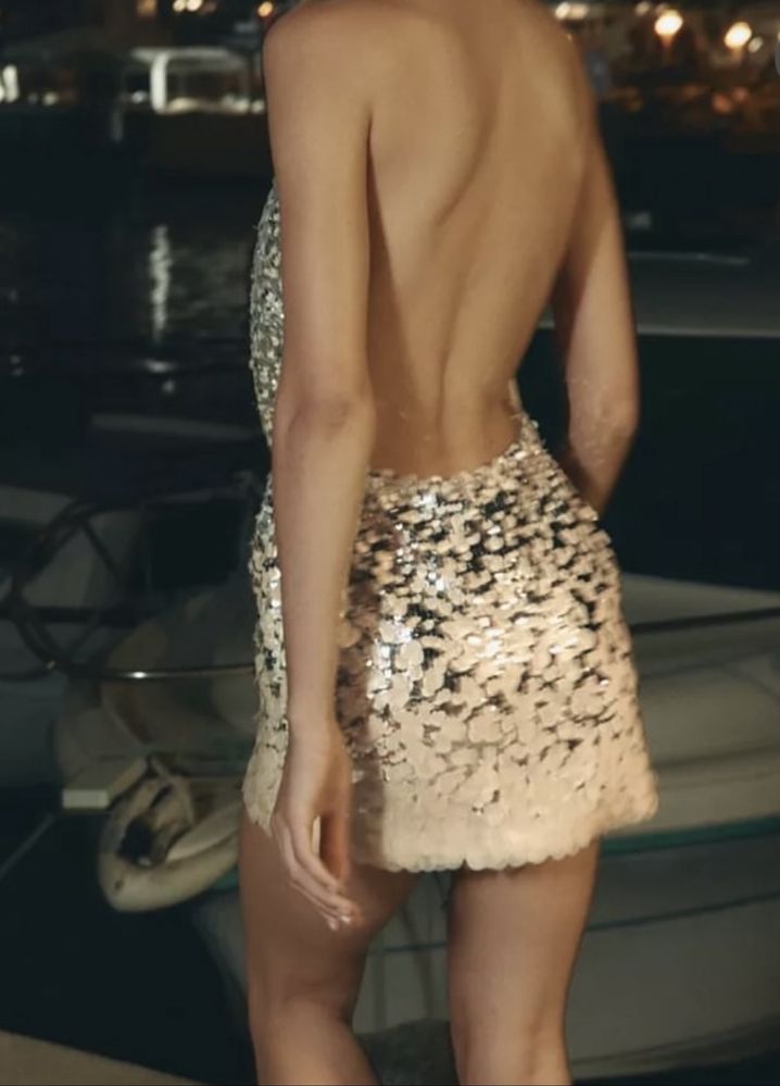 Коктейлна рокля на Zara с пайети в сребърно и бежово с гол гръб