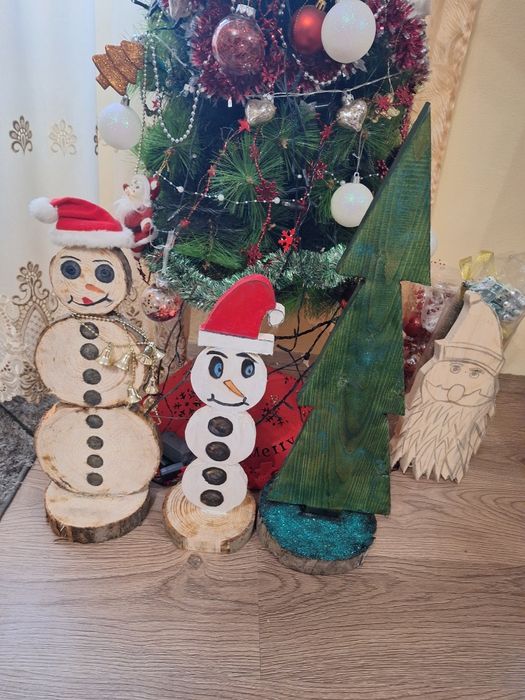 Ornamente festive de Crăciun din lemn