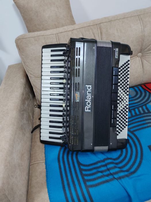 Se vinde Acordeon
