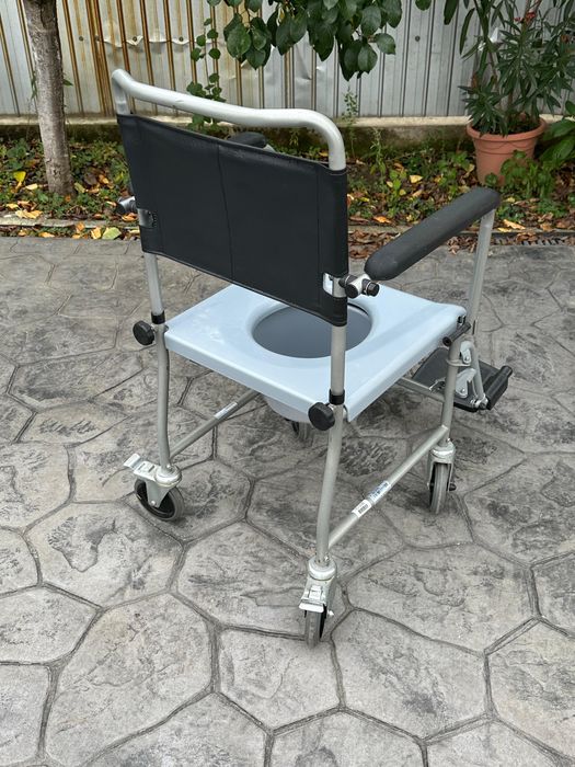 Scaun cu rotile si toaleta mobila
