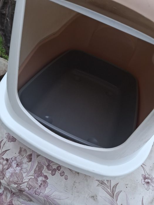 Закрита котешка тоалетна