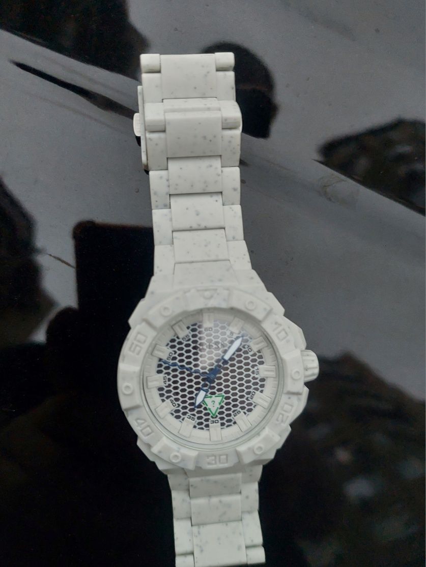 Часовник  Guess White
