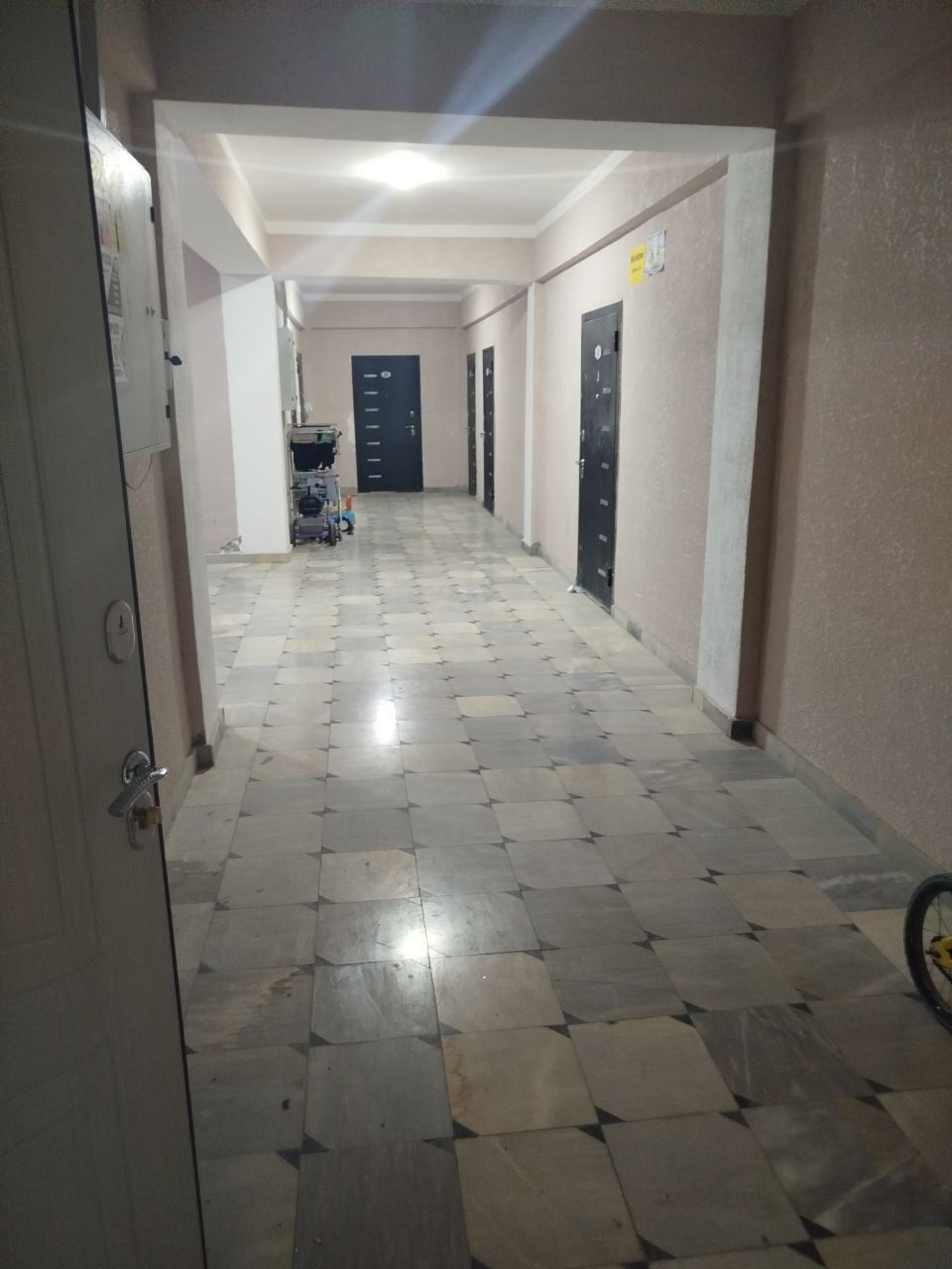 Kvartira sotiladi 1 xona 2 xona qilingan