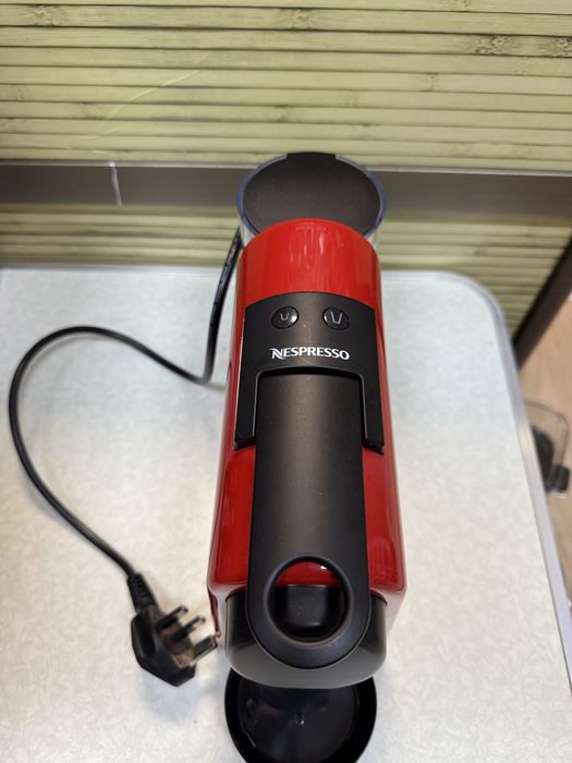 Кафемашина с капсули Nespresso Essenza Red