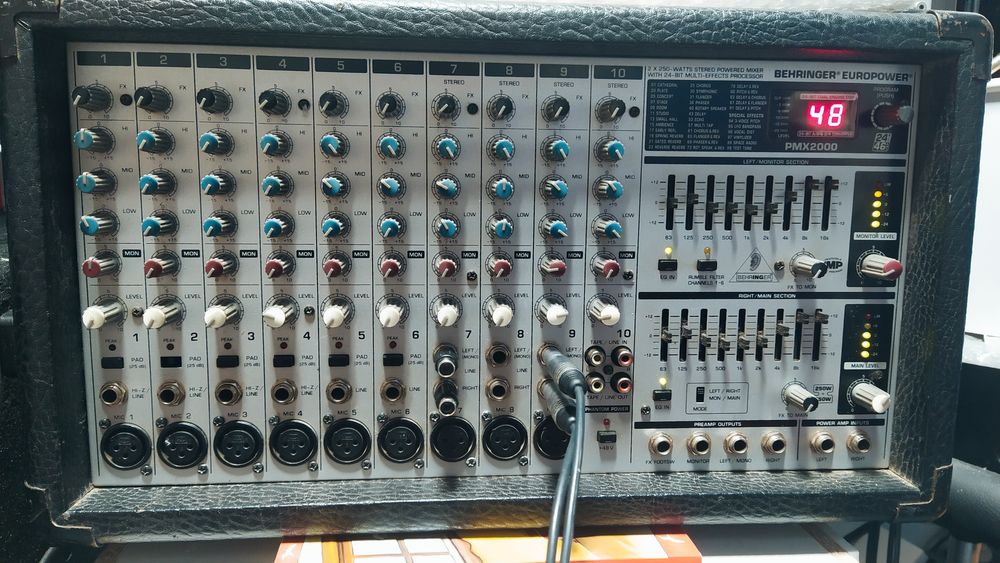 Mixer Behringer PMH2000