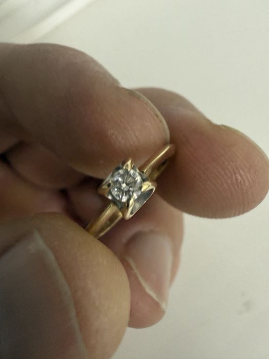 Продаю золотое кольцо с брильянтом