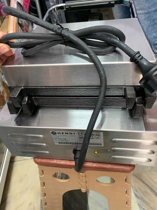 НОВ Професионален гофретник Hendi, 1500W, Чугунена повърхност