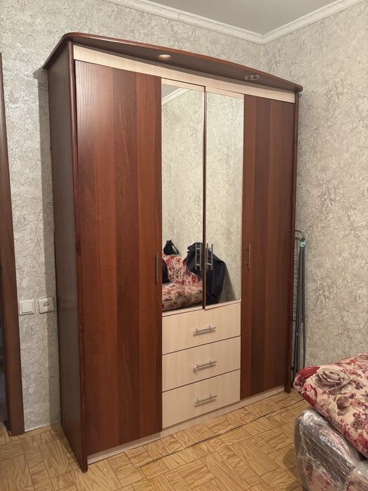 Отдам шкаф и диван, есть кухня