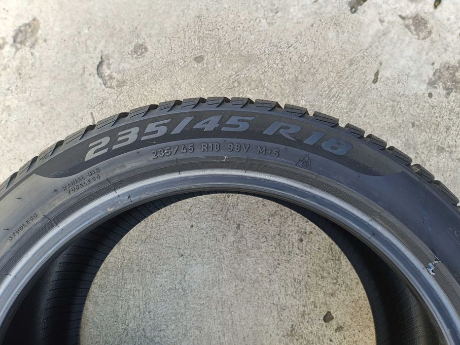 Doua anvelope iarna 235 45 18 pirelli sottozero 3 cu 7,5 mm dot 3622