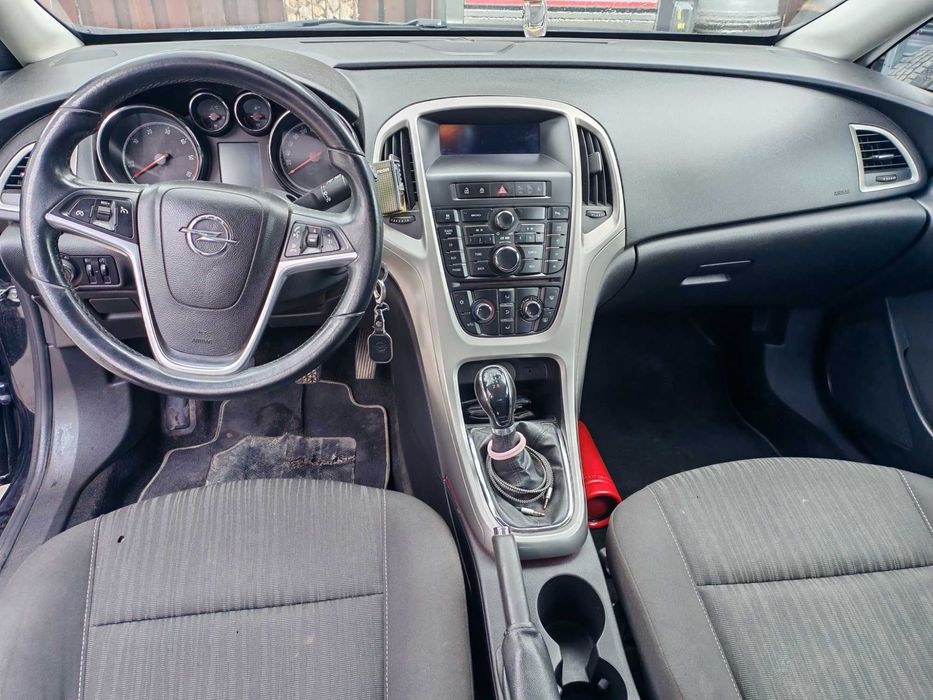 Opel Astra J 2011
