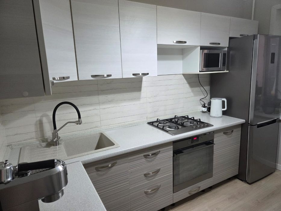 Продам Кухонную мебель б/у. Размер 1.3 на 2.5