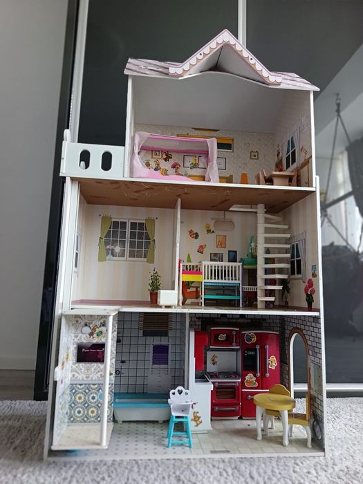 Căsuța pt păpuși cu lift si scări interioare