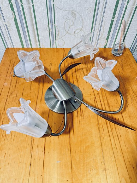 Продам люстру .Люстра четырех рожковая с лампочками энерго сберегающим