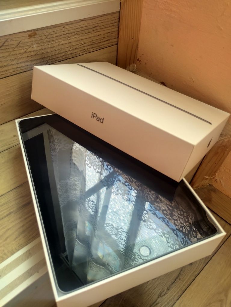 iPad 9 64GB WiFi, с оригинална кутия, зарядно и два калъфа, като нов