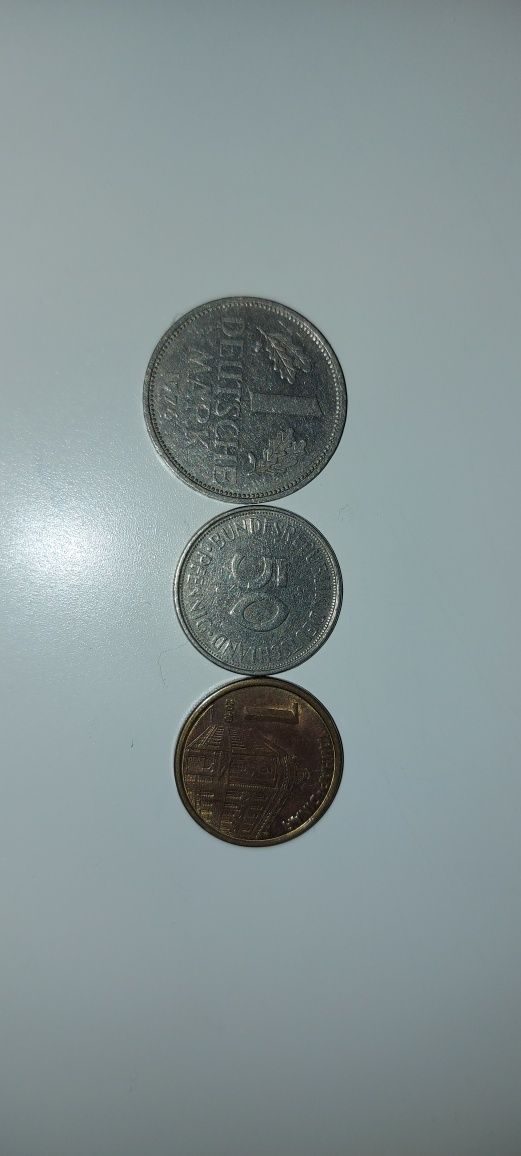 Vând monede de 500 lei din anul 1999 și de 1000 lei din anul 2002