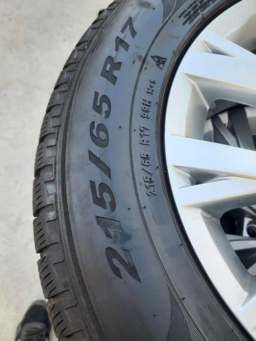 4 Броя 215/65/17 Pirelli 2x7,2mm 2x6,8mm 2020 DOT