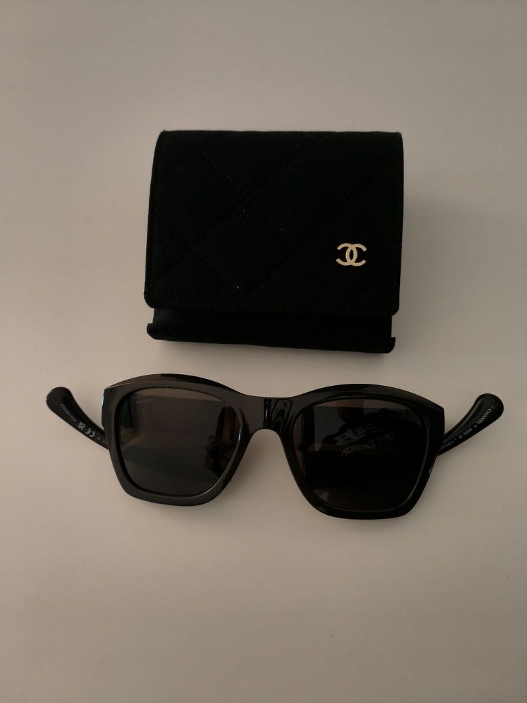 Ochelari dama Chanel.