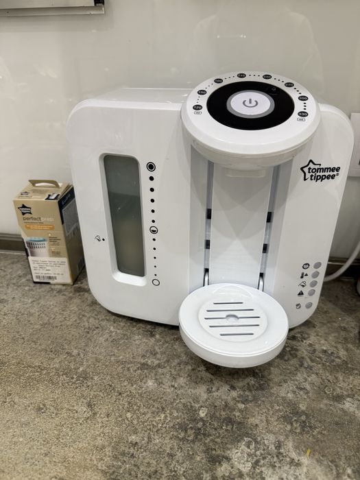 Tommee Tippee Електрически уред за приготвяне на адаптирано мляко