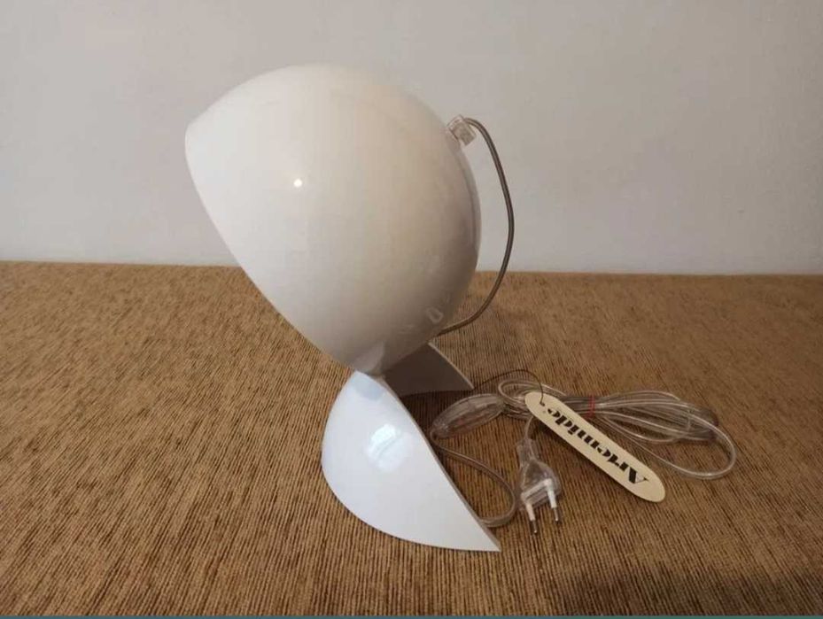 Lampa de masă Artemide Dalu. (NOUĂ)