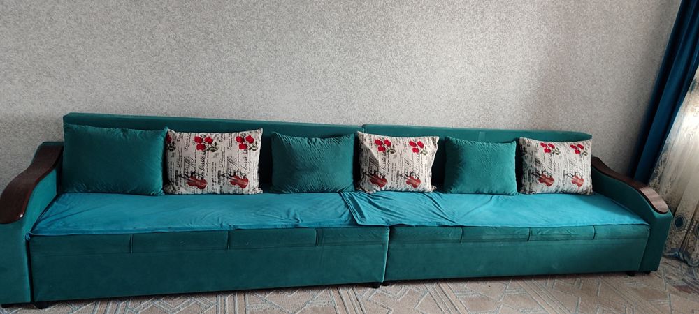 Продам диван в отличном состояний еврокнижка 4 метра