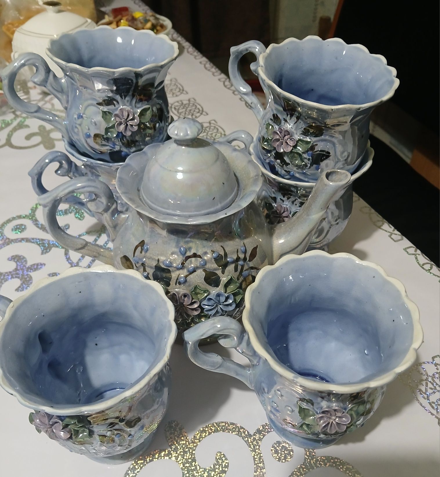 Продам сервиз чашки 6 шт с чайником 1;