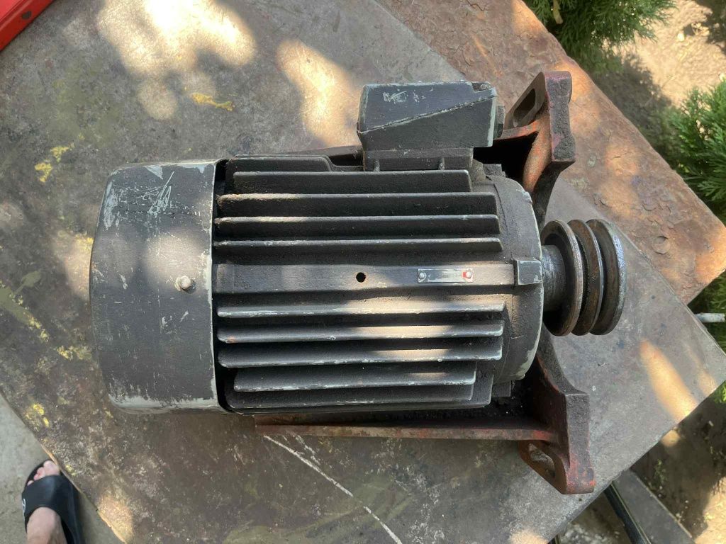 Трифазен електромотор с шайба и стойка
2.2 kw 1420 оборота