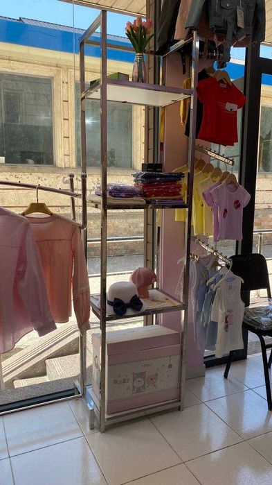 Ayollar kiyim do'koni polkalari, ilgichlari, hamma narsasi sotiladi